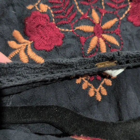 Free People Embroidered Black P Tunic Top Sz 8  with Red & Rust Floral Detail - Picture 8 of 8